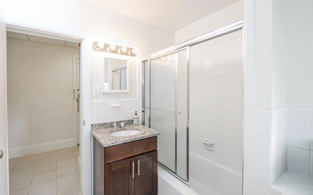 Beautiful Huge Studio + Train | Theatre District | Evonify