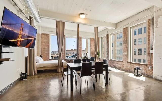 3 Bedroom Unit in Downtown Dallas with Pool & Gym