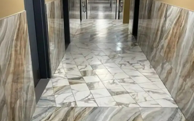 Townhouse Inn & Suites