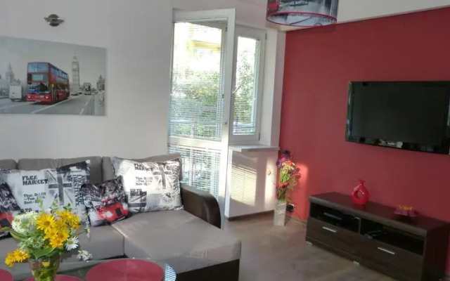 Maple Leaf Apartment