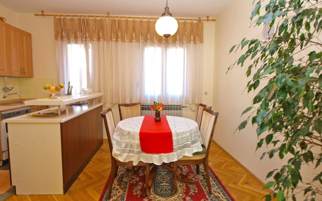Apartment 933