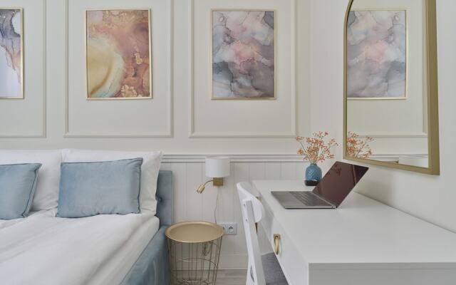 Floral Apartment Nyska by Renters