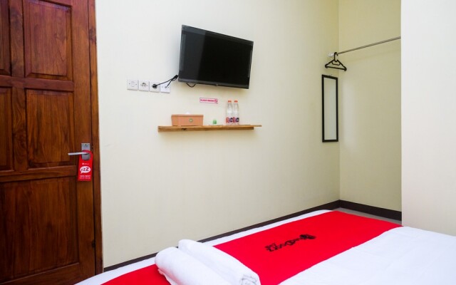 RedDoorz near Tirtonadi Park Solo
