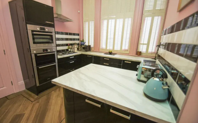 Brighton Lanes Townhouse Central by Brighton Holiday Lets