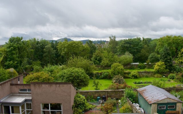 2 Bedroom Seaside Flat With Scenic Views