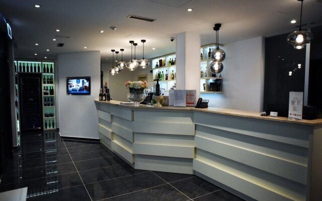 Santiny Hotel & Restaurant