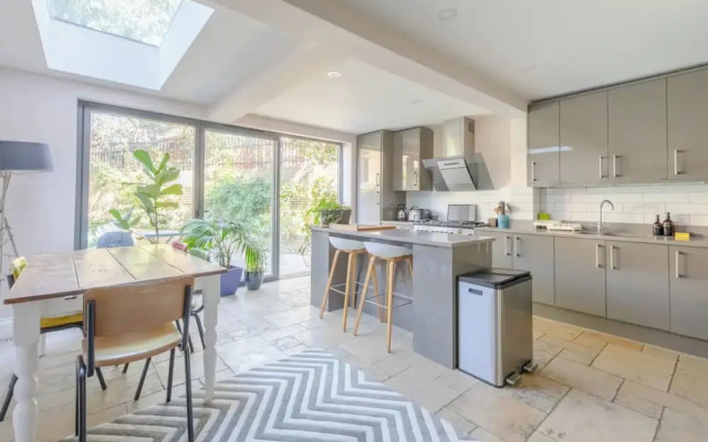 Beautiful & Modern 3BD House- Kennington!
