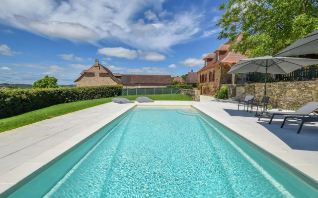 Hilltop Cottage With Pool