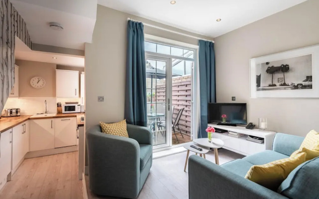 Stylish Fulham Flat With Patio by Underthedoormat