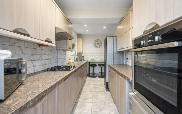 Large 5 Bedroom-free Parking-great Transport Links