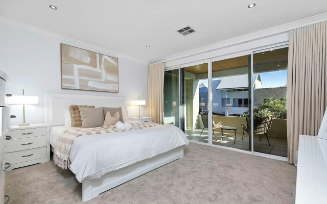 Walk to Beach Coastal Home in Coogee – Guest Rooms – Perth