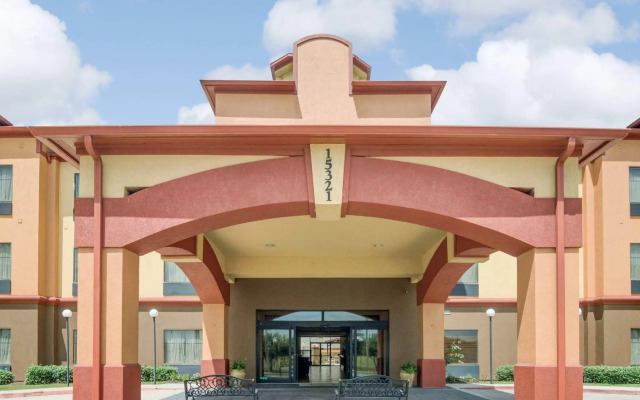 Quality Suites Houston IAH Airport - Beltway 8