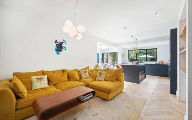 Stylish and Spacious 3 Bedroom Garden Flat in Fulham