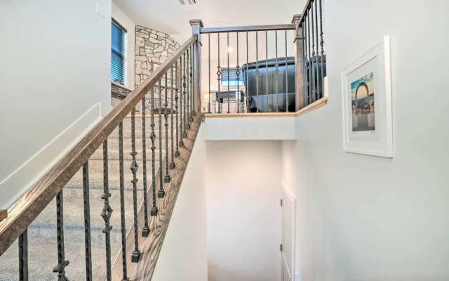 2 Mi to Town: Castle Rock Retreat w/ Fireplace!