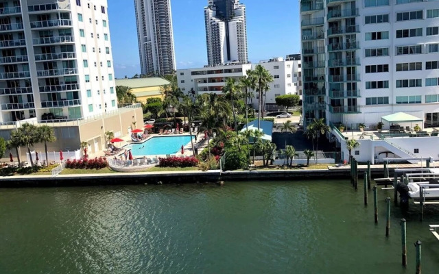 Marina Bay Club