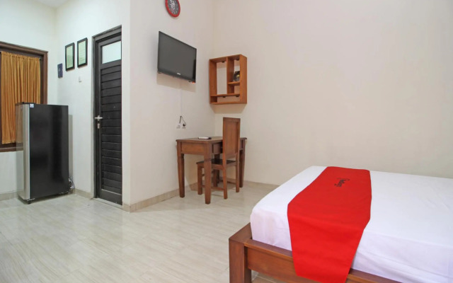 RedDoorz near UII Jakal