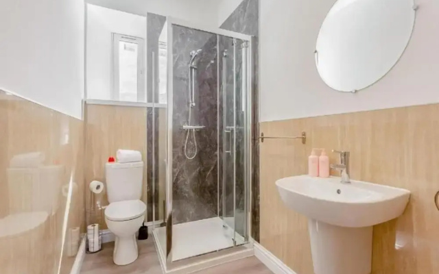 Family - Central - Parking - Wifi - Sleeps 4