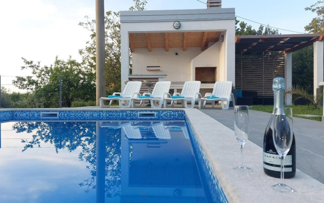 Villa Amoena with pool and sauna near Novigrad