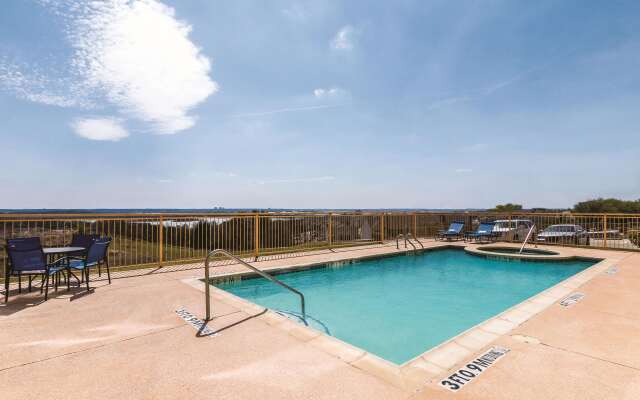 La Quinta Inn & Suites by Wyndham Fort Worth - Lake Worth