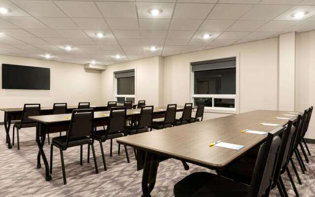 Days Inn by Wyndham Calgary North Balzac