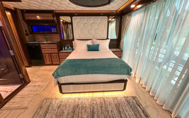 Orchid Overnight Superyacht