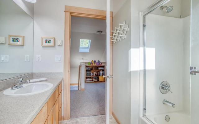 Moon Over Manzanita (MCA 1549)