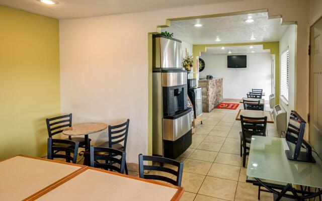 Econo Lodge East