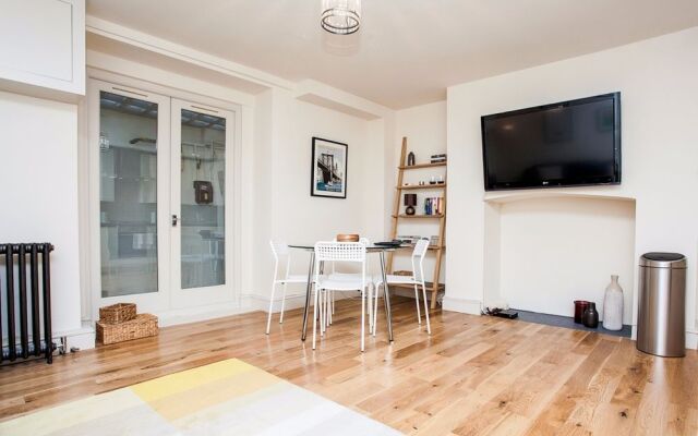 Bright &Spacious Central 1 Bed Basement Flat