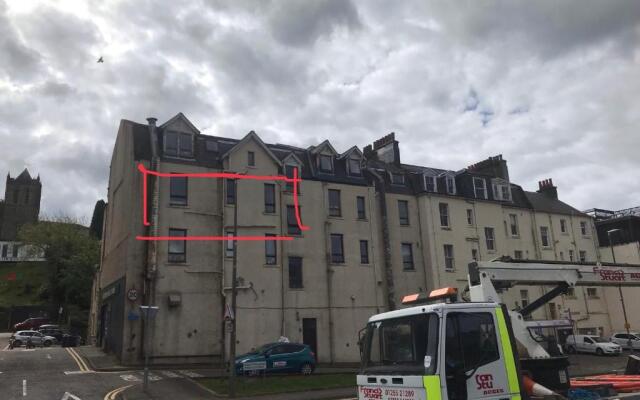 Prime location rooms in high street