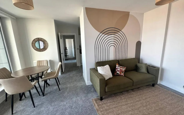 2 Bed Flat - Sleeps 4 - Balcony - Smoking