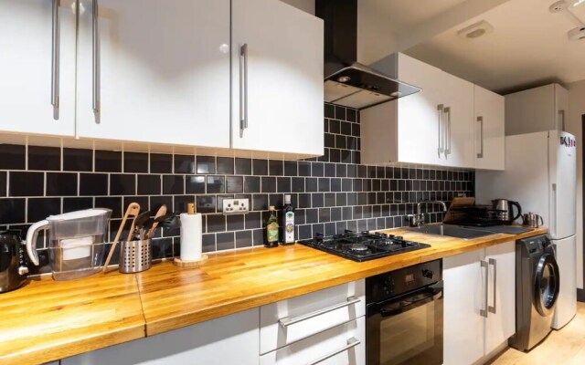 Stylish 2 Bedroom Flat With Large Private Garden