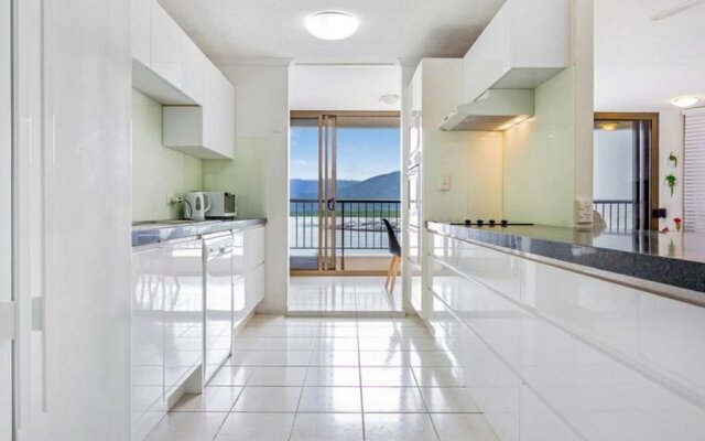 Cairns Ocean View Apartment in Aquarius