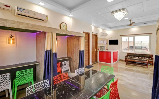 OYO 87366 Hotel Safari Inn