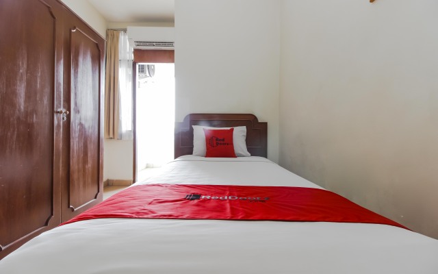 RedDoorz Plus near GBK Senayan