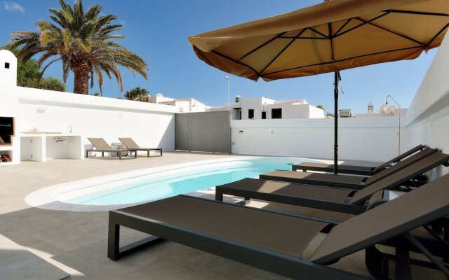 Luxury, Attached Villa With Heatable Pool Near Puerto del Carmen