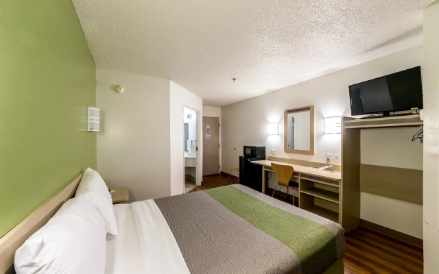 Motel 6 San Antonio, TX - South
