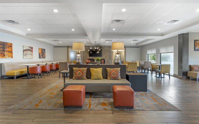 B/W Plus Elizabethtown Inn & Suites