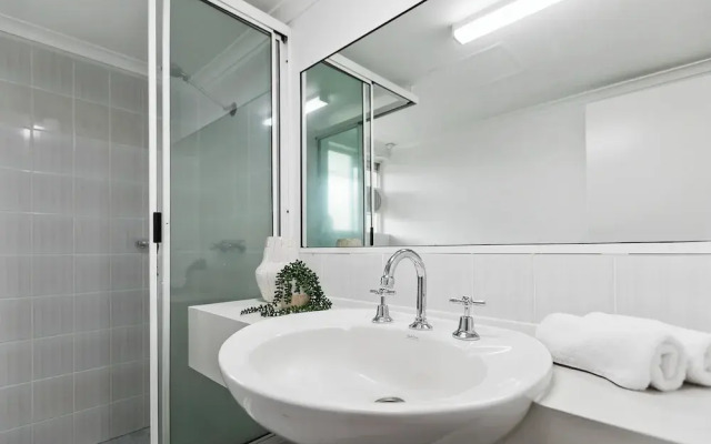 Cairns Tropical Bliss Swim In - Out Apt