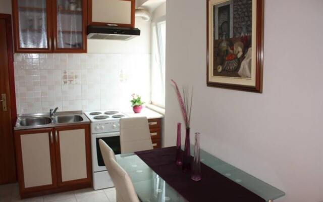 Apartment Violet