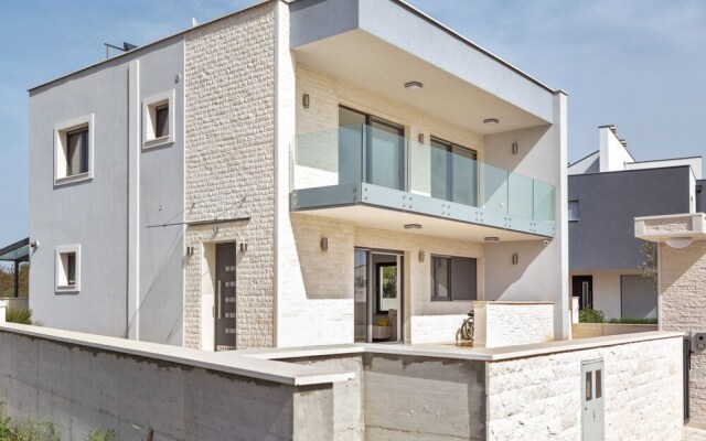 A Modern, 3-bedroom House in Vodice With a Swimming Pool and Wifi 800m