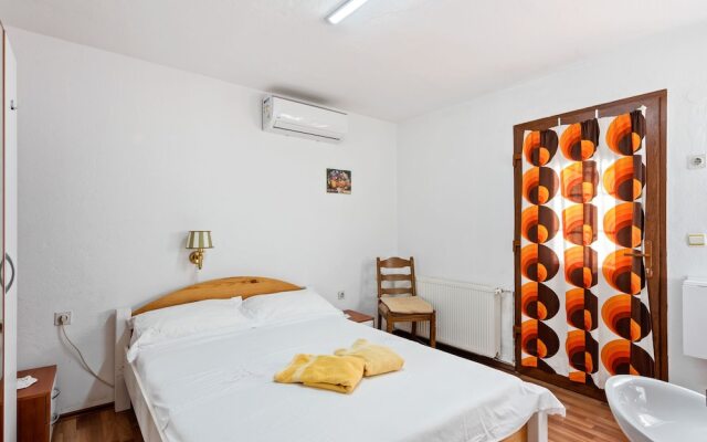 Cozy Holiday Home in Zadar With a Garden