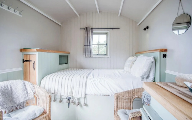 Haven View - 1 Bed Shepherds Hut - St Ishmael's