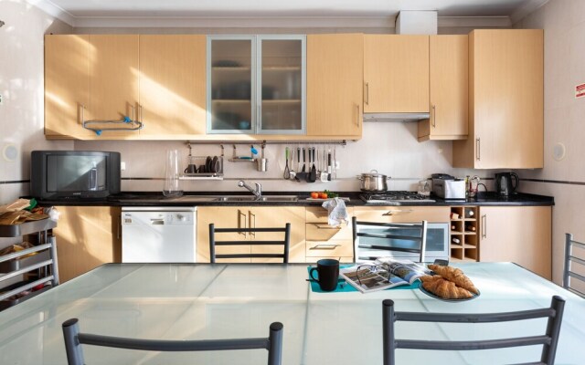 ALTIDO Stunning 4-BR house w/Private Yard in Estoril