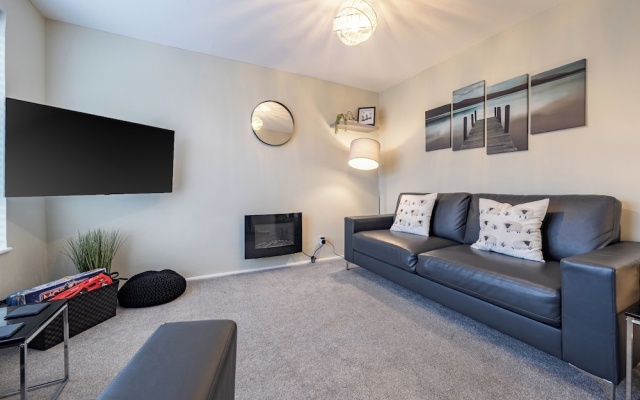 2 Bed House - Sleeps 4 - Garden - Parking - Wifi