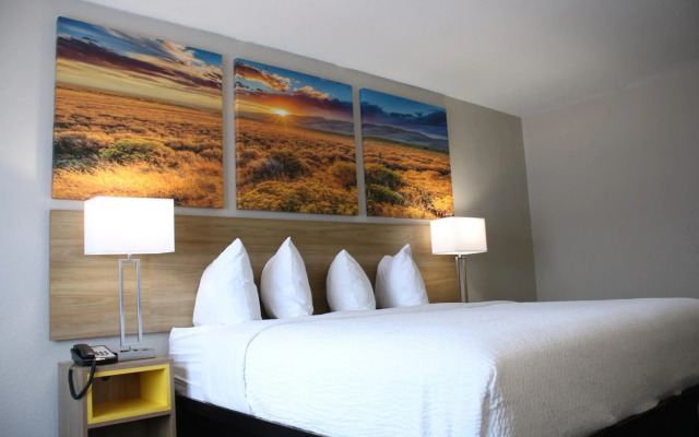 Days Inn by Wyndham Waco University Area