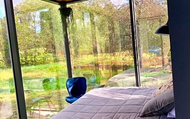 Riverbed inn ÖÖD mirror house and Iglucraft sauna by river