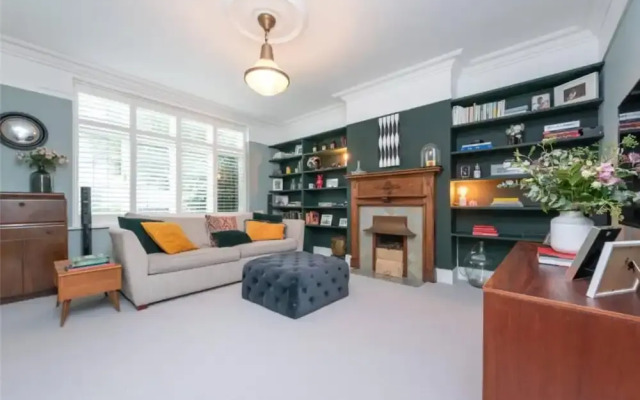 Vibrant 2 Bedroom House in London
