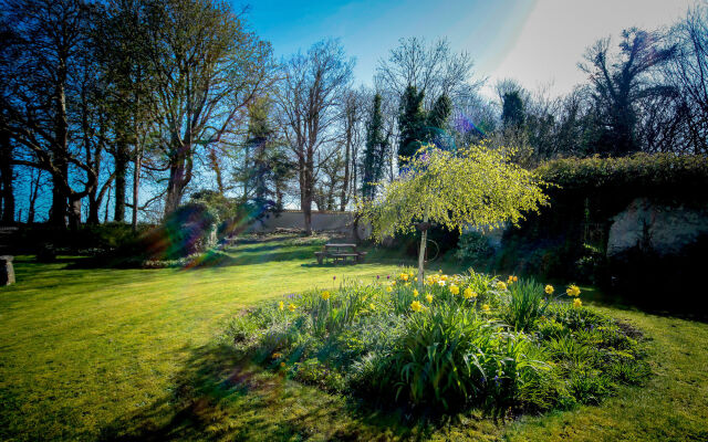 Rollestone Manor