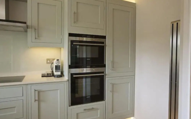 2 Hamstone Court