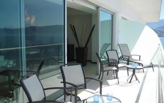 Peninsula 3 9C by RedAwning